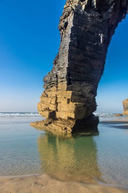 İspanya 'nın Atlantik kıyısındaki Praia das Katedrais veya Katedral plajı