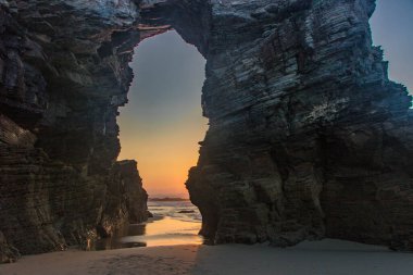 Galiçya, İspanya 'nın Atlantik kıyısındaki Praia das Katedrais veya Katedral plajı