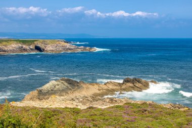 Galiçya 'daki Ada Pancha' daki deniz feneri, İspanya 'nın Atlantik kıyıları.