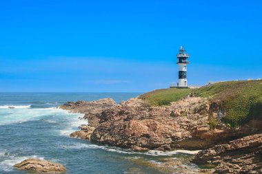 Galiçya 'daki Ada Pancha' daki deniz feneri, İspanya 'nın Atlantik kıyıları.