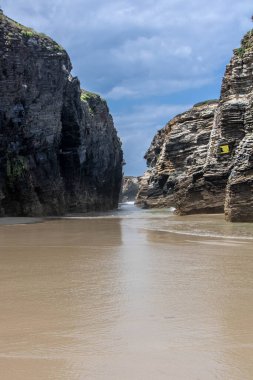 İspanya 'nın Atlantik kıyısındaki Praia das Katedrais veya Katedral plajı