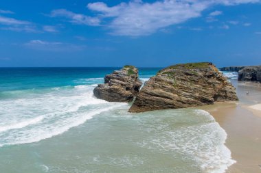 İspanya 'nın Atlantik kıyısındaki Praia das Katedrais veya Katedral plajı