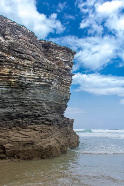 İspanya 'nın Atlantik kıyısındaki Praia das Katedrais veya Katedral plajı