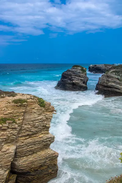 İspanya 'nın Atlantik kıyısındaki Praia das Katedrais veya Katedral plajı