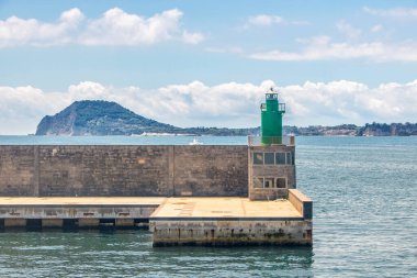 Pozzuoli, Napoli, Campania, İtalya limanından görülebilen kıyı şeridi manzarası