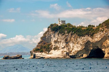 Cape Miseno, Napoli Körfezi 'nin kuzeybatı sınırının yanı sıra İtalya' nın güneyindeki Pozzuoli Körfezi 'nin kuzeybatı sınırı.