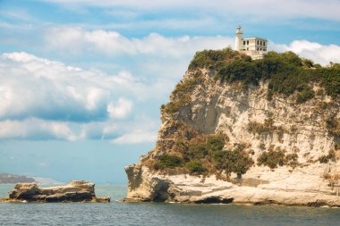 Cape Miseno, Napoli Körfezi 'nin kuzeybatı sınırının yanı sıra İtalya' nın güneyindeki Pozzuoli Körfezi 'nin kuzeybatı sınırı.