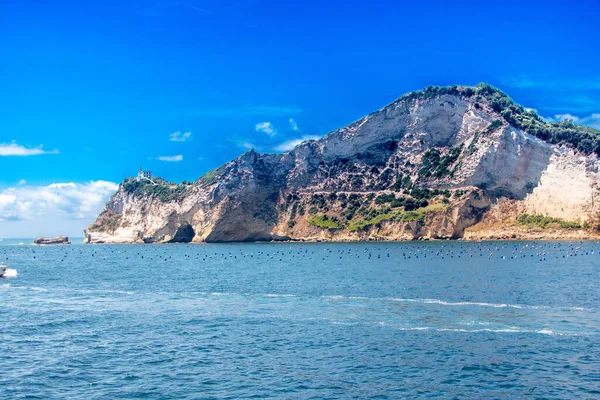 Cape Miseno, Napoli Körfezi 'nin kuzeybatı sınırının yanı sıra İtalya' nın güneyindeki Pozzuoli Körfezi 'nin kuzeybatı sınırı.