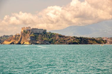 D 'Avalos' un sarayının bulunduğu Procida adası tepede, eski hapishane.