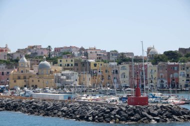 Procida, İtalya 'da, 07, 31, 2023' te, Marina Grande, büyüleyici Procida adasının ana limanı.,