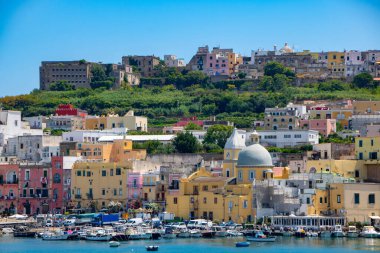 Procida, İtalya 'da, 07, 31, 2023' te, Marina Grande, büyüleyici Procida adasının ana limanı.,
