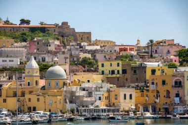 Procida, İtalya 'da, 07, 31, 2023' te, Marina Grande, büyüleyici Procida adasının ana limanı.,