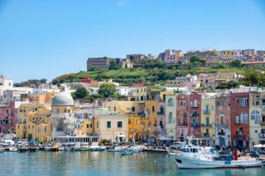Procida, İtalya 'da, 07, 31, 2023' te, Marina Grande, büyüleyici Procida adasının ana limanı.,