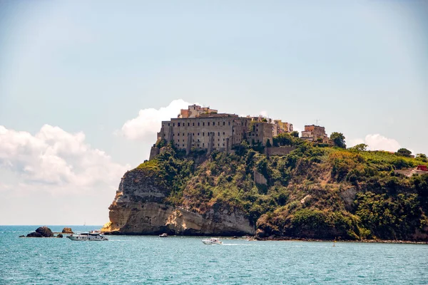 Procida adası denizden görüldü, D 'Avalos sarayı tepede, eski hapishane