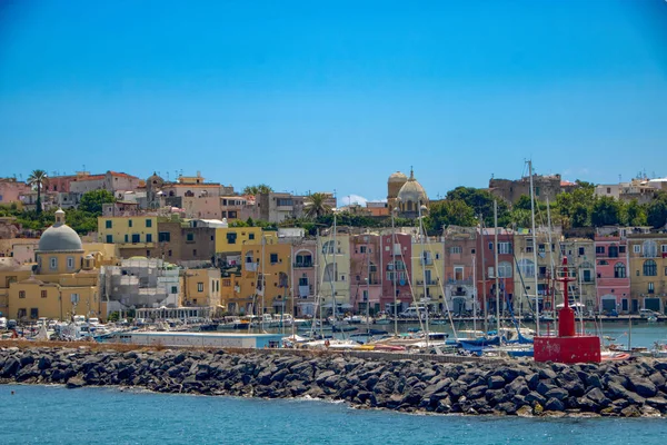 イタリアのプロシアでは 2023年7月31日 魅惑的なプロシア島の主要な港マリーナグランデ — ストック写真