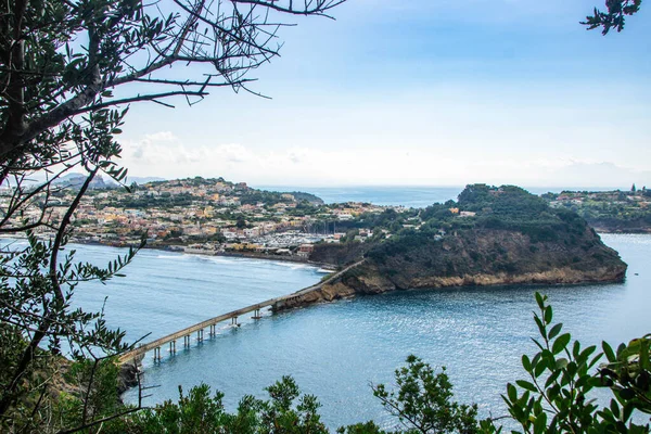 Chiaiolella, İtalya 'nın Procida kentindeki Vivara adasından görüldü.