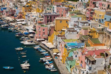 Marina Corricella 'nın Procida, Napoli, İtalya' daki manzarası