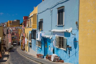 Procida, İtalya 'da 01.08.23' te, Marina Corricella 'daki pastel renkli evlerin arasında Narrow Caddesi.