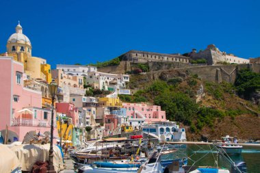Procida, İtalya 'da 01.08.23' te Marina Corricella 'nın küçük limanı