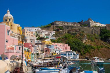 Procida, İtalya 'da 01.08.23' te Marina Corricella 'nın küçük limanı