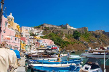 Procida, İtalya 'da 01.08.23' te Marina Corricella 'nın küçük limanı