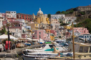 Procida, İtalya 'da 01.08.23' te, Marina Corricella, Napoli 'nin küçük limanı