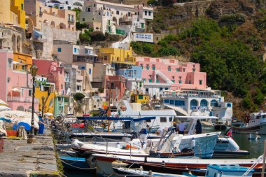 Procida, İtalya 'da 01.08.23' te, Marina Corricella, Napoli 'nin küçük limanı