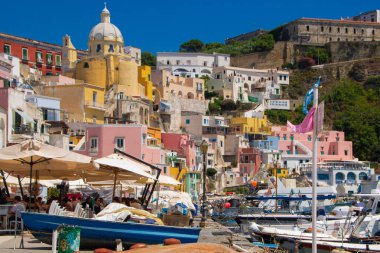 Procida, İtalya 'da 01.08.23' te, Marina Corricella, Napoli 'nin küçük limanı