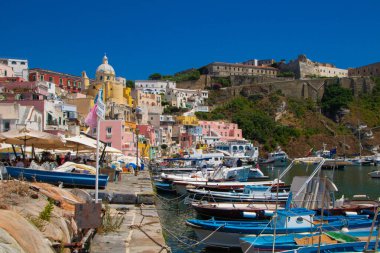 Procida, İtalya 'da 01.08.23' te, Marina Corricella, Napoli 'nin küçük limanı