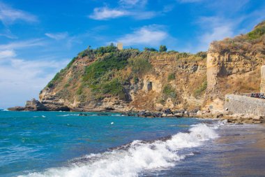 Procida, Napoli, İtalya 'daki Eski Kuyu Sahili' nin manzarası