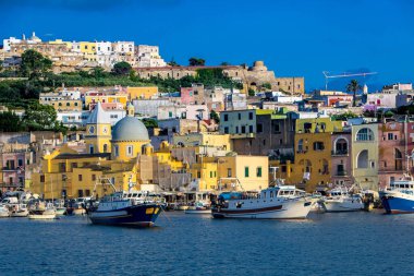 Procida, İtalya 'da, 07, 31, 2023' te, Marina Grande, büyüleyici Procida adasının ana limanı.