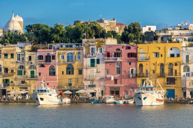 Procida, İtalya 'da, 07, 31, 2023' te, Marina Grande, büyüleyici Procida adasının ana limanı.