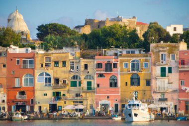 Procida, İtalya 'da, 07, 31, 2023' te, Marina Grande, büyüleyici Procida adasının ana limanı.
