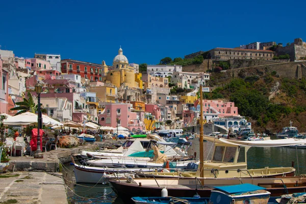 Procida, İtalya 'da 01.08.23' te, Marina Corricella, Napoli 'nin küçük limanı