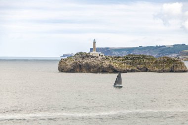 Mouro Adası (İspanyolca: Isla de Mouro), İspanya 'nın Santander kentindeki Magdalena Yarımadası' nın açıklarında bulunan Biscay Körfezi 'nde küçük ıssız bir ada.