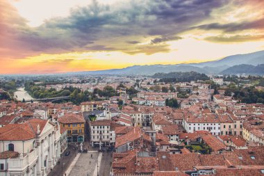 Bassano del Grappa 'nın hava görüntüsü, İtalya