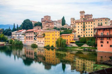 Bassano del Grappa 'nın alp köprüsü olarak bilinen Brenta nehri üzerindeki eski ahşap köprünün manzarası, ya da eski köprü, Veneto, İtalya