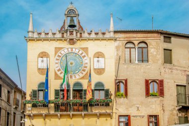 Bassano dl Grappa - İtalya - Ekim 2018 - 1582 tarihli Palazzo del Municipio 'nun 15. yüzyıl pansiyonu.