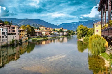 Bassano del Grappa 'nın alp köprüsü olarak bilinen Brenta nehri üzerindeki eski ahşap köprünün manzarası, ya da eski köprü, Veneto, İtalya