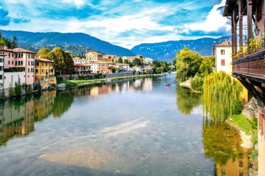 Bassano del Grappa 'nın alp köprüsü olarak bilinen Brenta nehri üzerindeki eski ahşap köprünün manzarası, ya da eski köprü, Veneto, İtalya