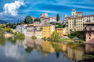 Bassano del Grappa 'nın alp köprüsü olarak bilinen Brenta nehri üzerindeki eski ahşap köprünün manzarası, ya da eski köprü, Veneto, İtalya
