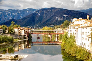 Bassano del Grappa manzarası ve Brenta nehri üzerindeki eski ahşap köprü, ya da eski köprü, Veneto, İtalya