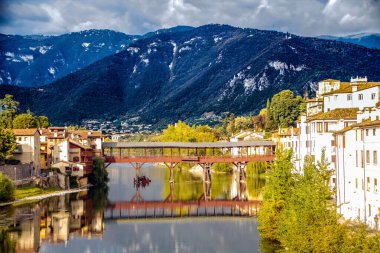 Bassano del Grappa manzarası ve Brenta nehri üzerindeki eski ahşap köprü, ya da eski köprü, Veneto, İtalya