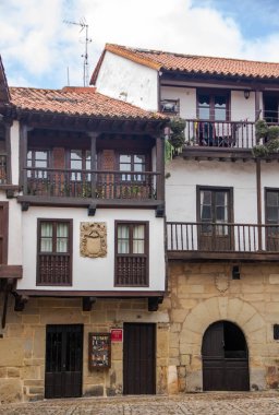 İspanya 'nın Santillana del Mar şehrinde Ağustos 2023' te şehrin tarihi merkezindeki ortaçağ mimarisine bakıldı.