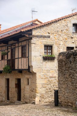 İspanya 'nın Santillana del Mar şehrinde Ağustos 2023' te şehrin tarihi merkezindeki ortaçağ mimarisine bakıldı.