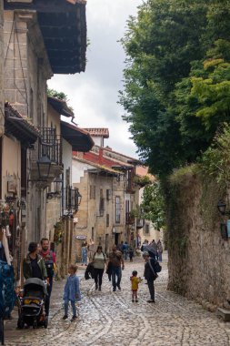 İspanya 'nın Santillana del Mar şehrinde Ağustos 2023' te şehrin tarihi merkezindeki ortaçağ mimarisine bakıldı.