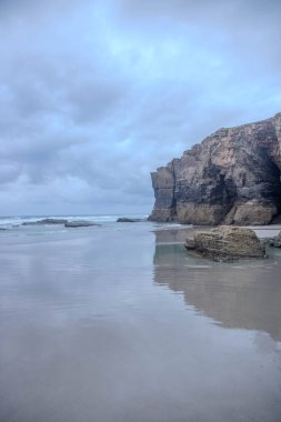 İspanya 'da Galiçya' daki Praia das catedrais veya katedral plajı