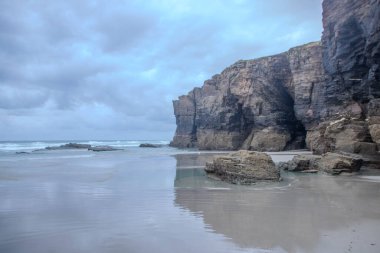 İspanya 'da Galiçya' daki Praia das catedrais veya katedral plajı