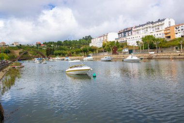 İspanya, Betanzos 'ta Ağustos 2023' te Mandeo nehrinin ortaçağ merkezi manzarası