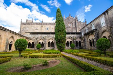İspanya, Galiçya 'daki Tui' de Santa Maria Katedrali 'nin manastırı ve cephesi